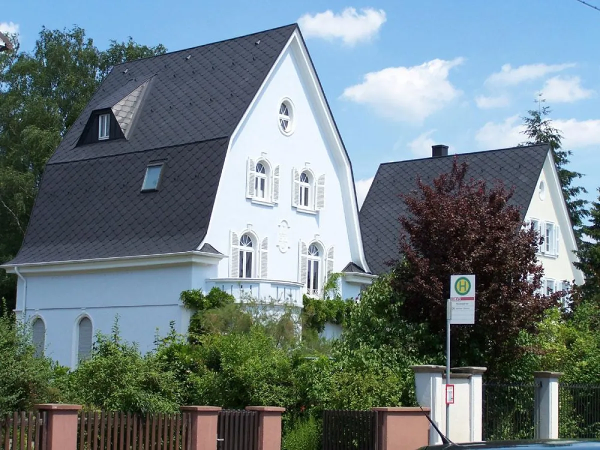 Werkstoffe aus Metall sollen Hausdächer oder -fassaden schmücken und schützen. Foto: VM ZINC® / Immowelt.de