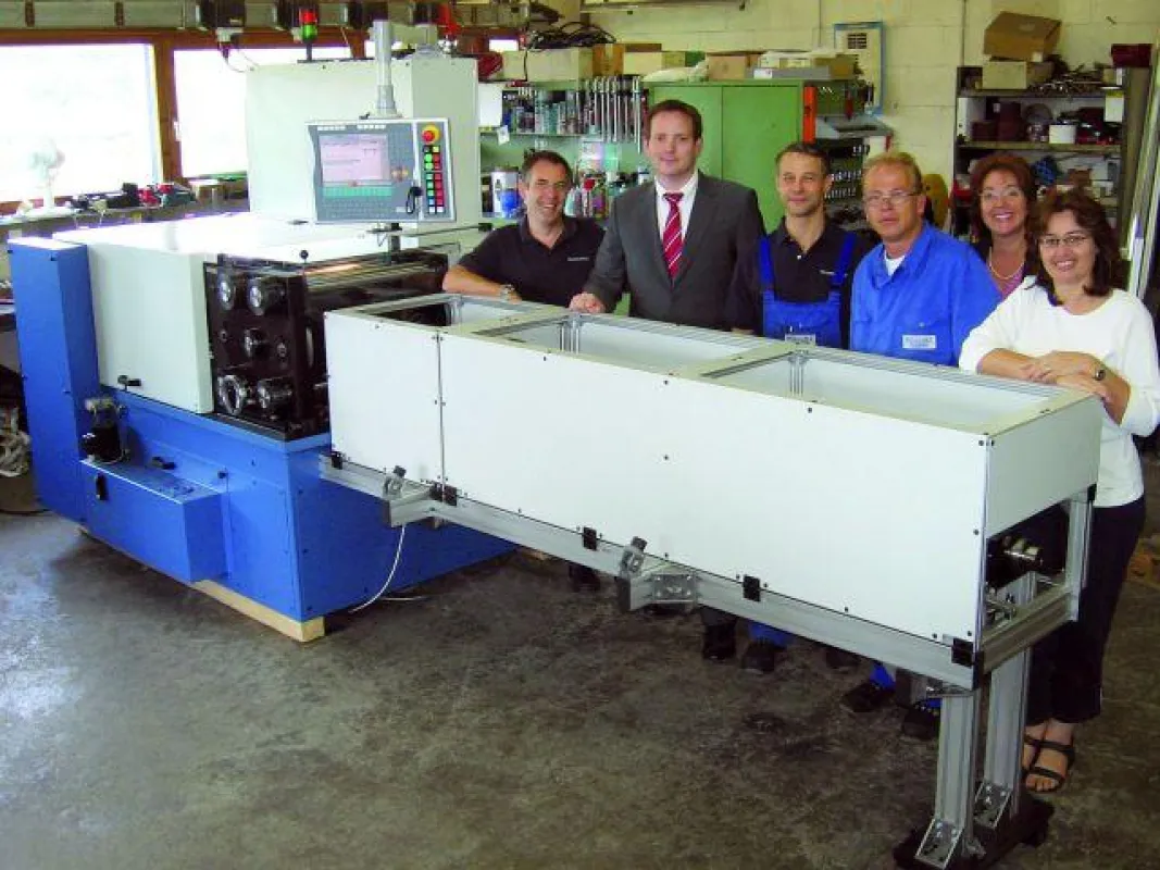 Die 500. Maschine mit dem Team von Rollwalztechnik um Geschäftsführer Arne Höltich (2. v. l.)