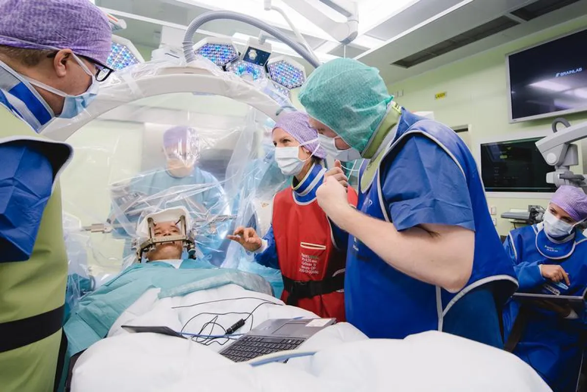 In the presence of Sebastian Walther, Ines Debove and Michael Schüpbach an electrode is implanted in the depressive patient by Prof. Dr. med. Claudio Pollo. (Tanja Läser / Insel Gruppe)
