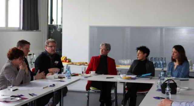 Bild: Sozialministerin Katrin Altpeter diskutierte mit den Zieglerschen über die aktuelle Pflegesituation