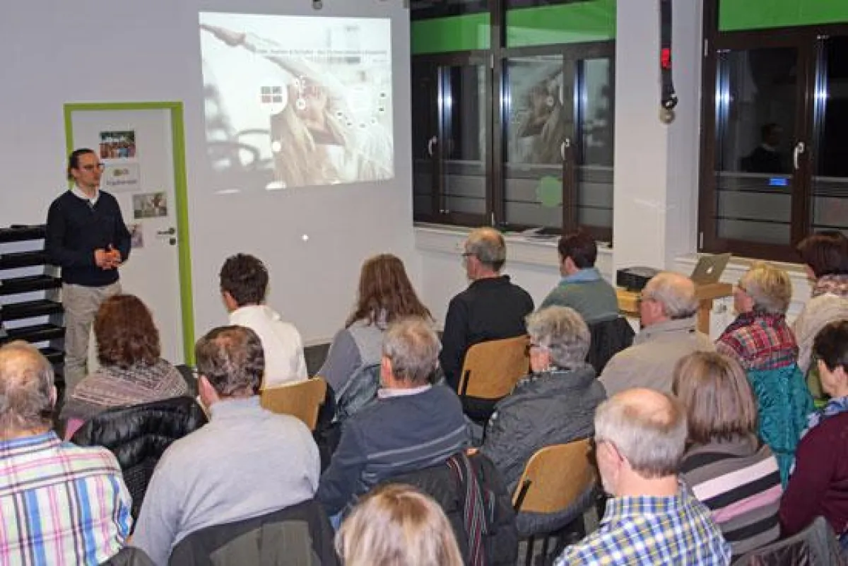 Rückenschullehrer Lukas Ehmann beim 8.InForm-Gesundheitsabend in Achern
