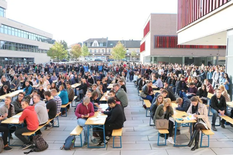 Bild: Herzlich willkommen an der HRW!  Über 1.000 Erstsemester am Campus in Mülheim begrü