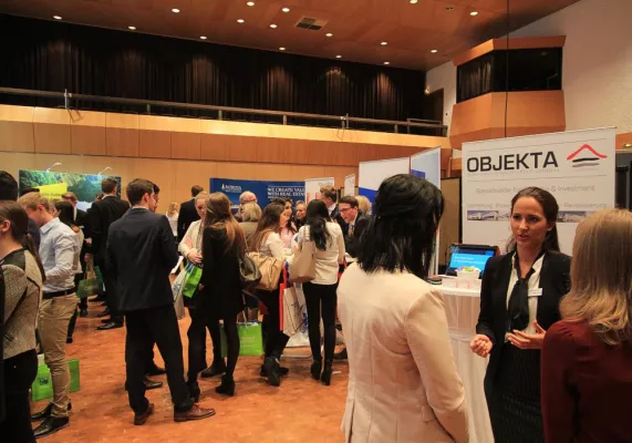 Bild: Networking mit Charisma: Career Day an der HfWU
