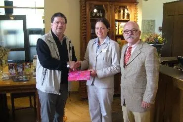 Förderverein des Berufskollegs Lise Meitner, Ahaus, ehrt Vize-NRW-Meisterin im Hotelfach Bild: Förderverein des Berufskollegs Lise Meitner, Ahaus, ehrt Vize-NRW-Meisterin im Hotelfach