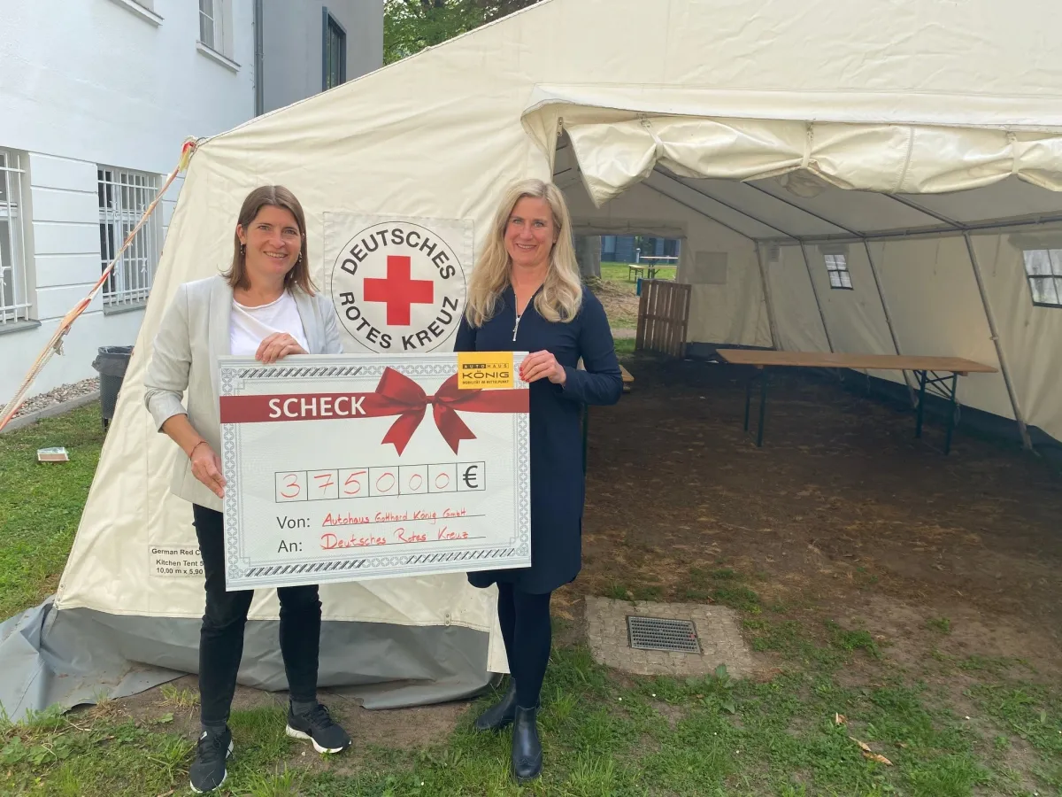 v.l.n.r. Lucy Schweingruber (DRK Berlin), Dagmar König (Autohaus König) (© Abdruck honorarfrei, © Autohaus Gotthard König GmbH)