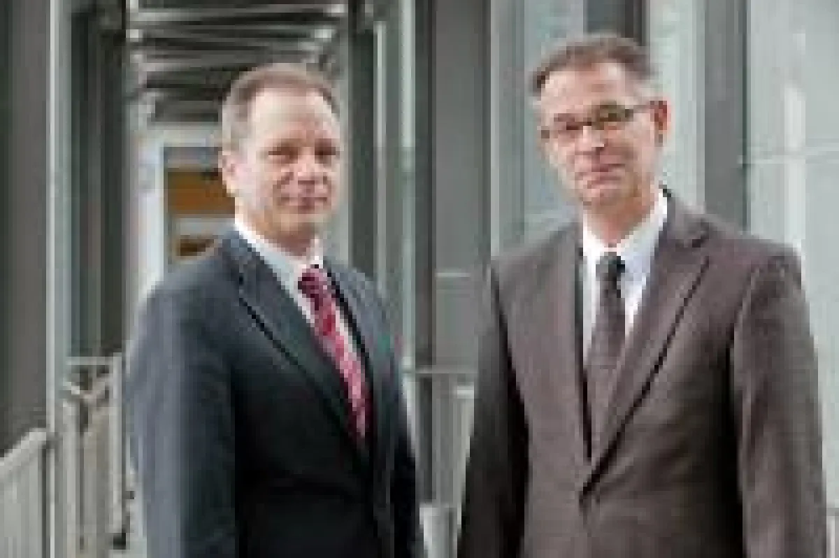 L. Bernhardt, GF IPN Brainpower; W. Knecht, Geschäftsf. Gesellschafter (v. li.). Foto: IPN
