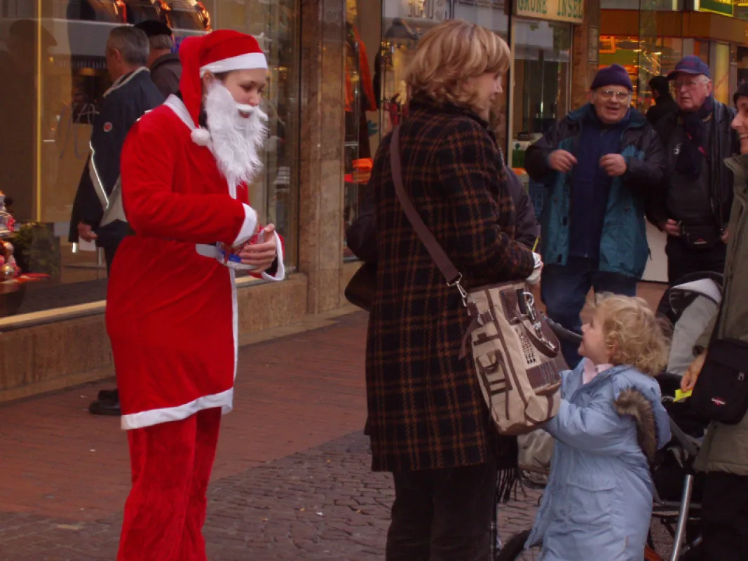 Die JuLi-Weihnachtsfrau Daniela Griese verteilt Schokolade an die Hannoveraner Kinder