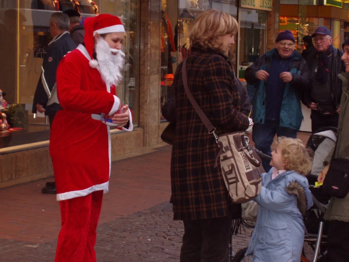 Die JuLi-Weihnachtsfrau Daniela Griese verteilt Schokolade an die Hannoveraner Kinder