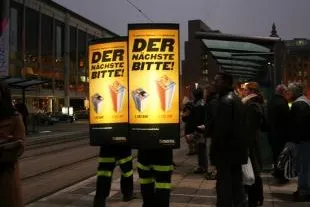 Mobile Außenwerbung – die bewegende Alternative zu statischer Plakatwerbung Bild: Mobile Außenwerbung – die bewegende Alternative zu statischer Plakatwerbung