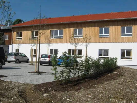 Bild: Bau des Senioren- und Pflegeheims war nach zwei Wochen Montagezeit fertig gestellt