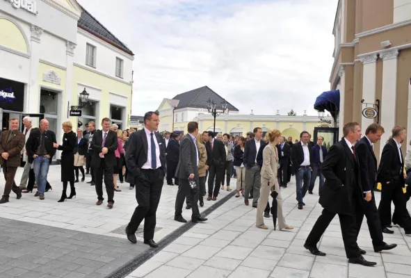 Bild: Tausende Shoppingfans strömten zur Eröffnung des Süddorfes ins Designer Outlet Berlin