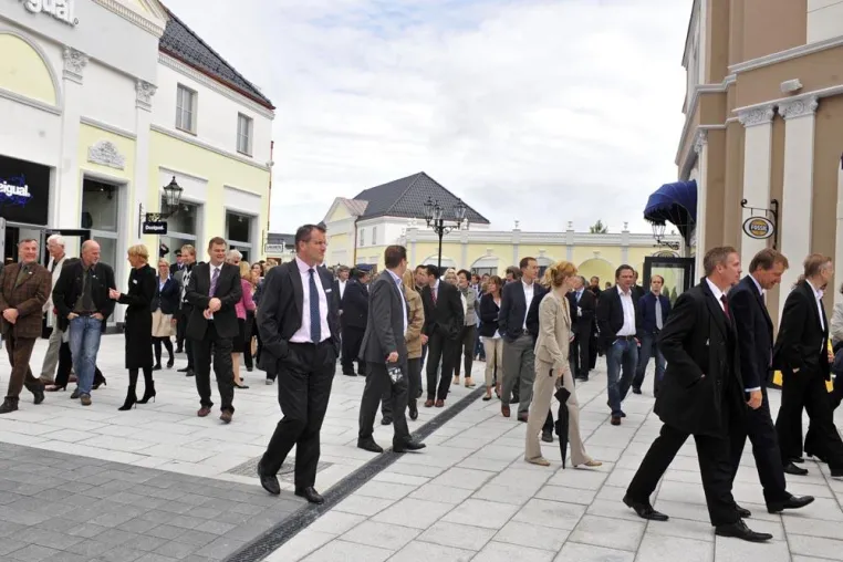 Tausende Shoppingfans strömten zur Eröffnung des Süddorfes ins Designer Outlet Berlin Bild: Tausende Shoppingfans strömten zur Eröffnung des Süddorfes ins Designer Outlet Berlin
