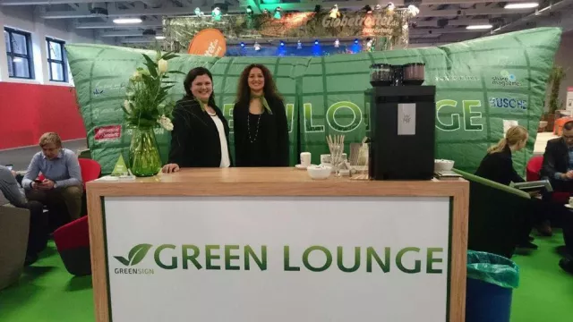 Bild: Messestand aus Upcycling: die GreenLounge auf der ITB GreenLine Hotels