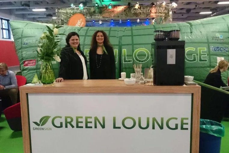 Bild: Messestand aus Upcycling: die GreenLounge auf der ITB GreenLine Hotels