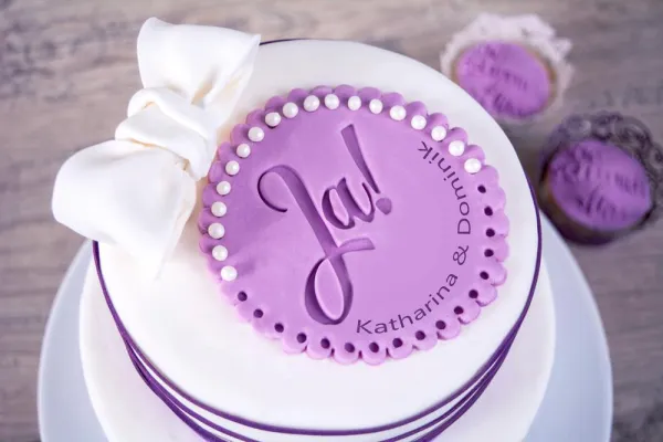 Bild: Torten & Muffins selbst verzieren - mit personalisierbarem Fondant-Ausstecher