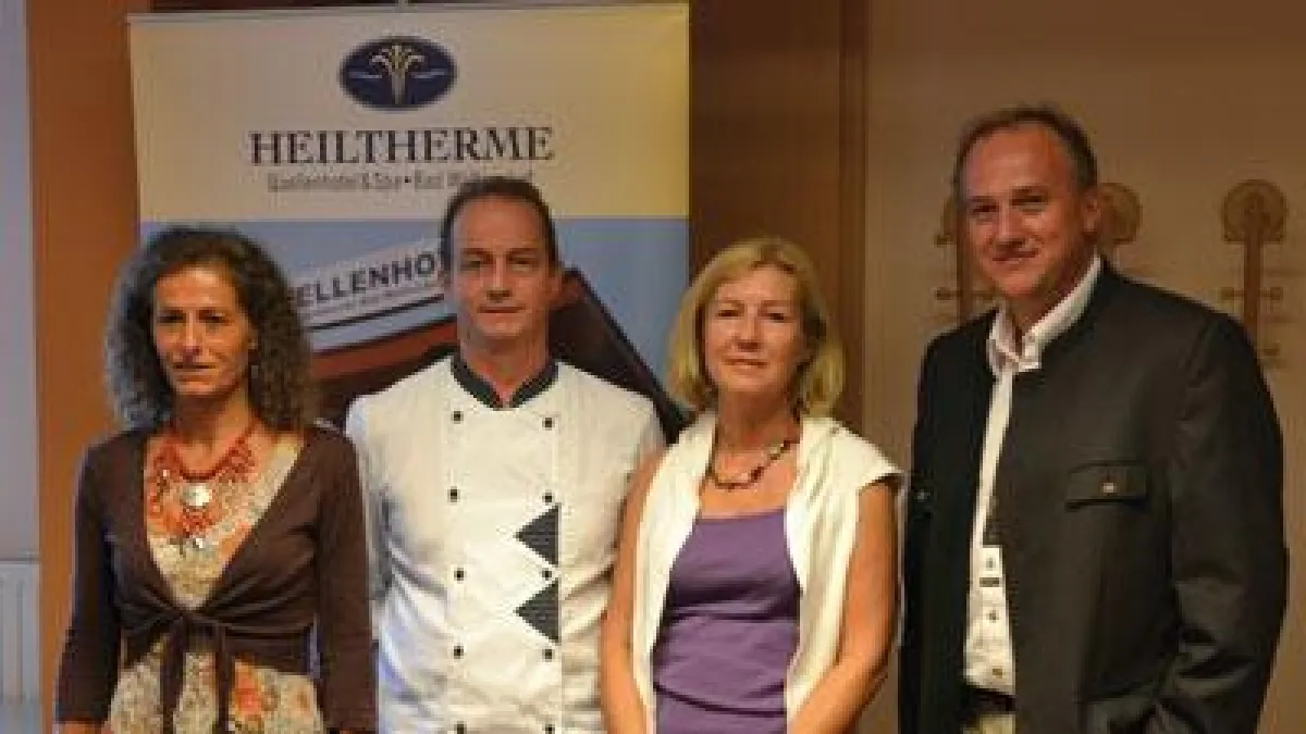 Foto von rechts nach links: Frau Mag. Sabine Hollomey, ?Grüne Haube?, Herr Charly Binder Küchenchef des Quellenhotel & Spa****, Fr
