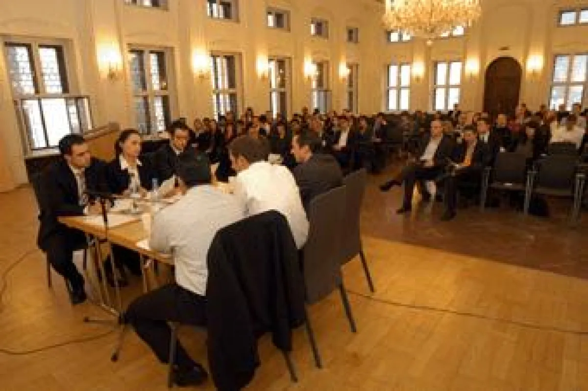 Studenten der Bucerius Law School Hamburg und der Handelshochschule Leipzig, die sich im Finale 2009 am Verhandlungstisch gegenüber saßen. Foto: HHL Leipzig