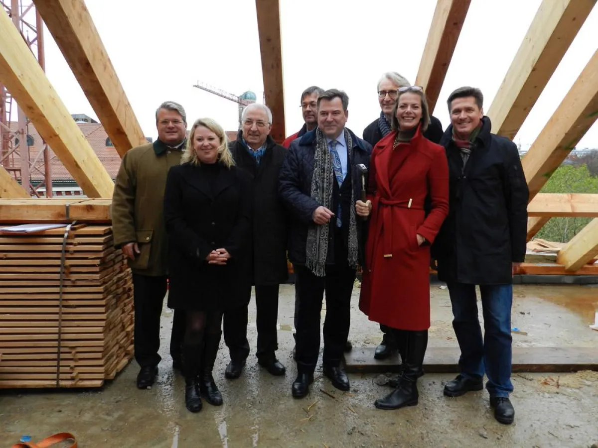 Julia Oetker und Josef Schmidt mit Bauherrnvertretern von Immobilis, Statikern und Handwerkern