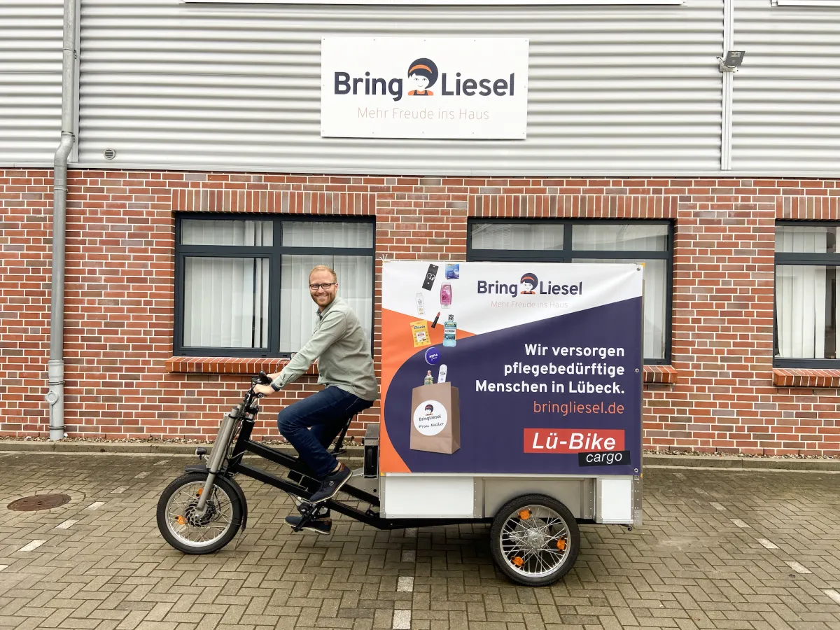 BringLiesel-Geschäftsführer Nico Jäschen auf dem Lü-Bike (© BringLiesel)