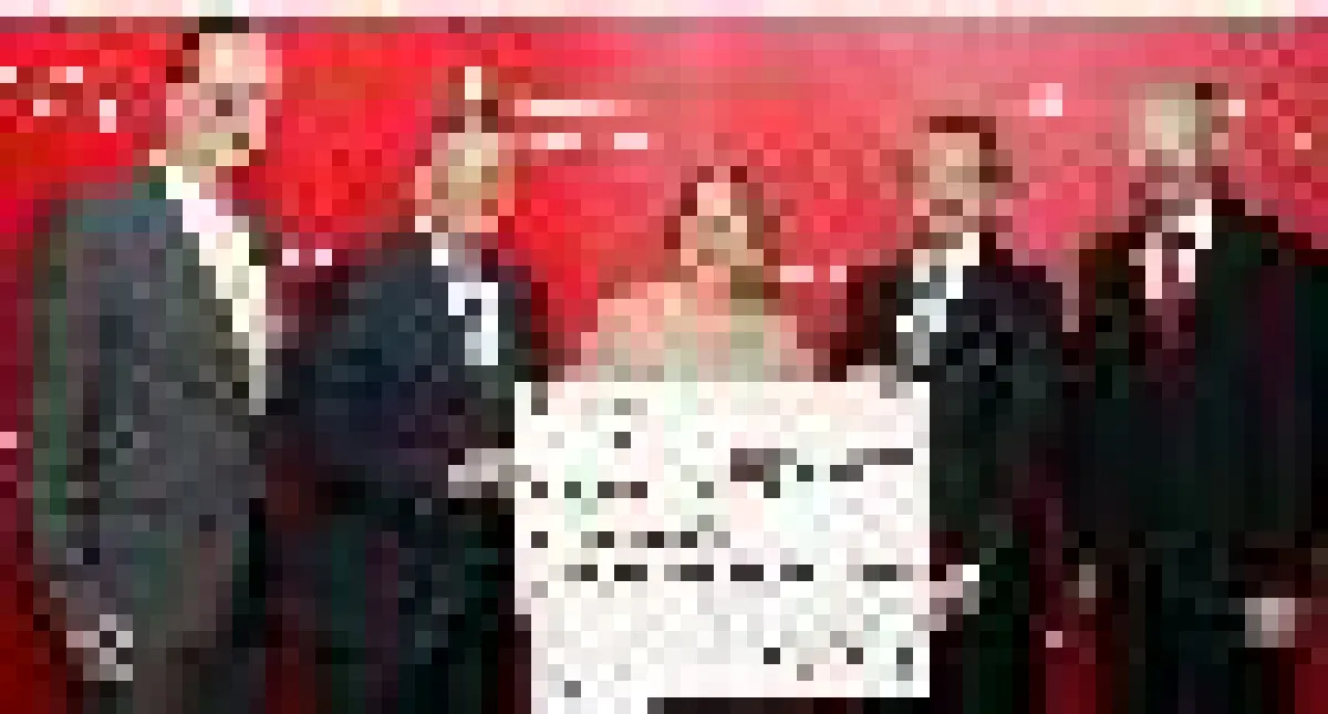 Für die Bildungsstiftung der Kreissparkasse überreichten Landrat Heinz Eininger (2. v. l.), Kreisspa