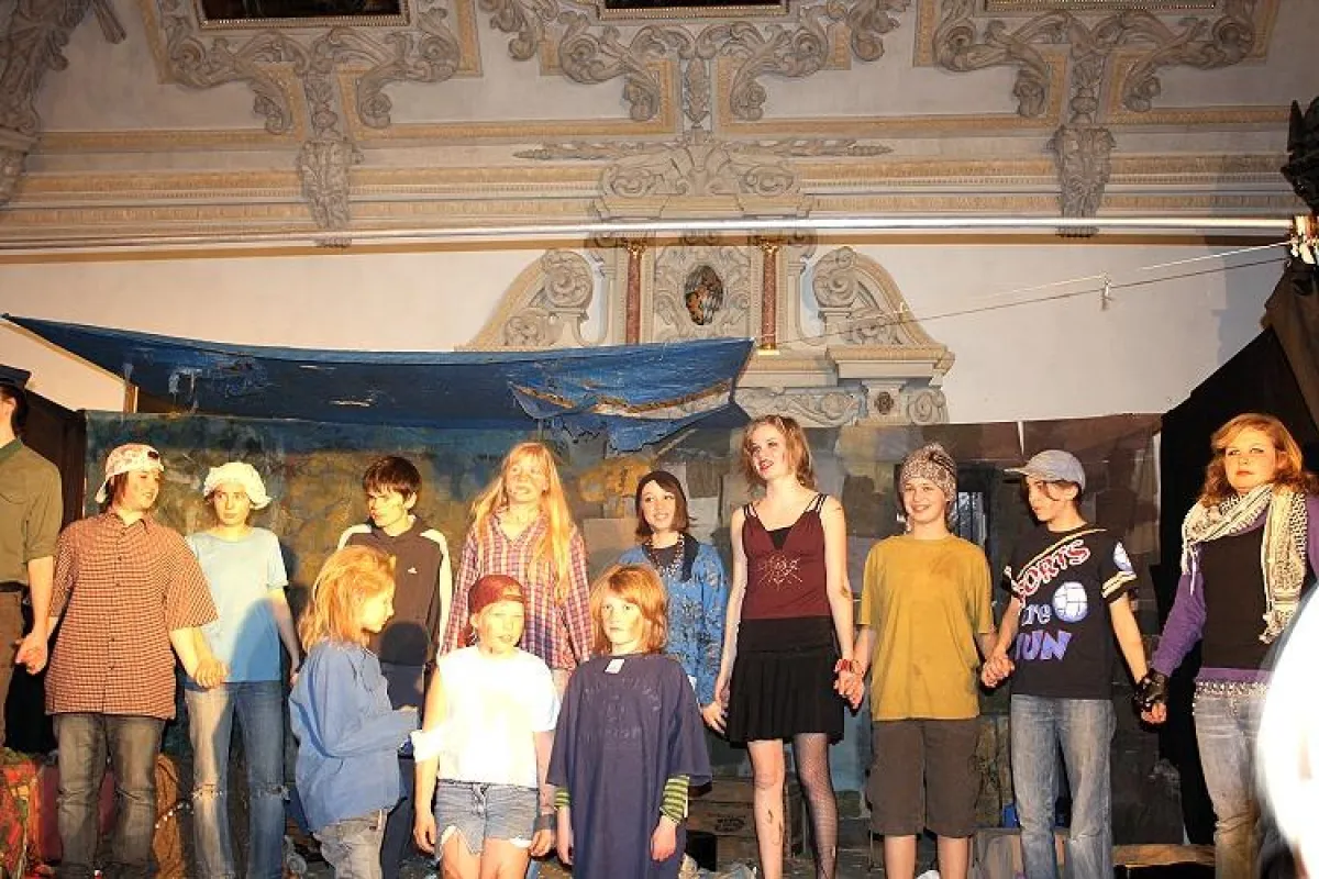 Theateraufführung »Knastkinder« im Barocksaal des Klosters Benediktbeuern