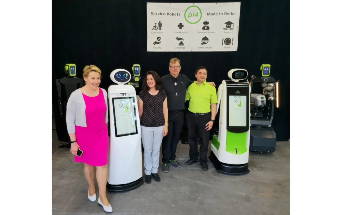 Franziska Giffey-Petra Workerbot-Dr. Diana Rothe-Matthias Krinke-Matthias Nguyen Ba-Romi Workerbot (© pi4_robotics GmbH)