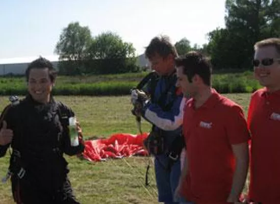 Haargel im Härtetest - Fitters lässt den Power Shaper auf Freifalltauglichkeit testen. Bild: Haargel im Härtetest - Fitters lässt den Power Shaper auf Freifalltauglichkeit testen.