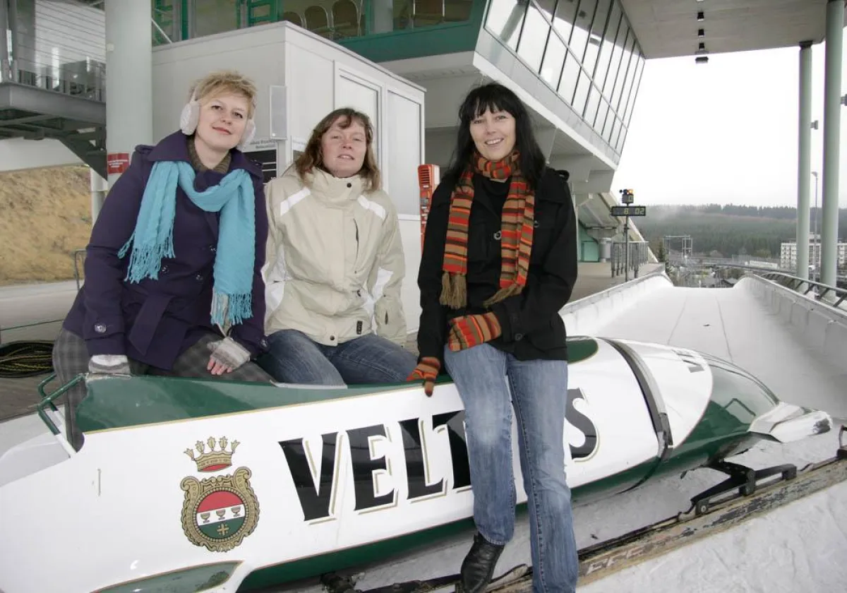 Anna Galon vom Sauerland-Tourismus sowie Katharina Rappen und Susanne Schulten von der Wintersport-Arena Sauerland (v.l.) an der Winterberger Bobbahn.