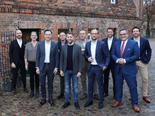 Bild: Wirtschaftsakteure im Austausch mit Volkswagen CEO Thomas Schäfer