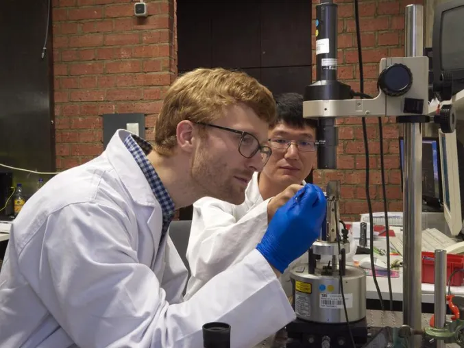 Bild: Scanning tunneling microscopy measurements identify active sites on catalysts