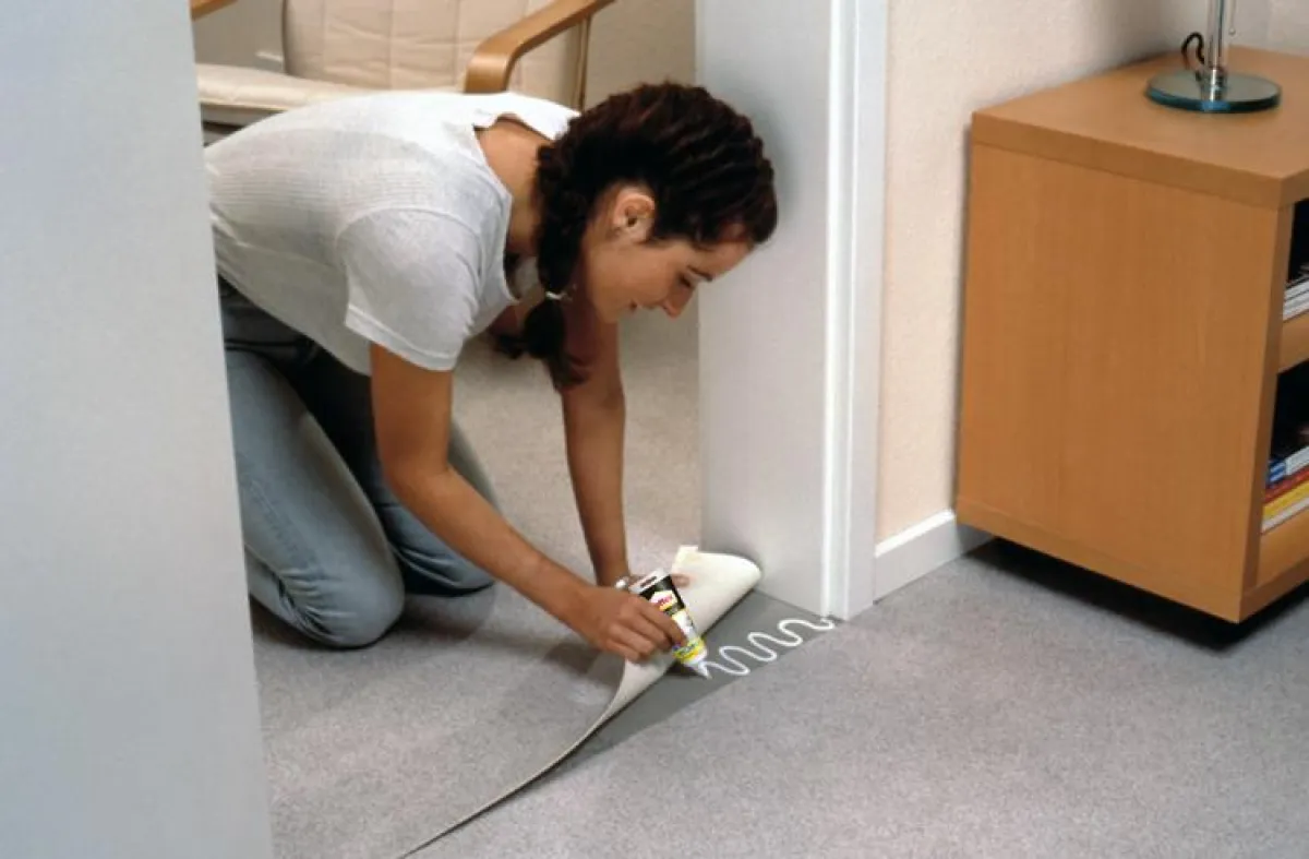 Mit dem Teppich und PVC Reparatur-Kleber von Pattex ist eine lose Teppichnaht schnell repariert. Foto: Henkel Pattex