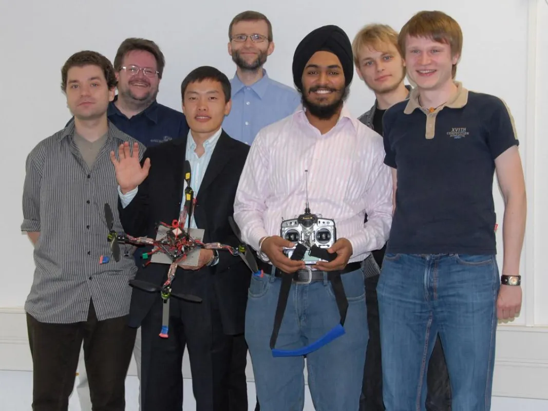 Foto (v.l.n.r.): Das Quadrokopter-Team im Labor Mobile Systeme an der Hochschule Harz: Patrick Elze, Falk Schmidsberger, Dashdavaa Amarsanaa, Prof. Dr. Frieder Stolzenburg, Sarabjot Singh, Georg Richt