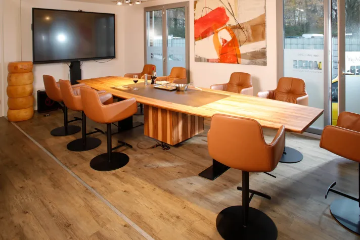 Die Möbelmacher zeigen den ersten höhenverstellbaren Konferenztisch aus Massivholz, der auch kochen kann Bild: Die Möbelmacher zeigen den ersten höhenverstellbaren Konferenztisch aus Massivholz, der auch kochen kann