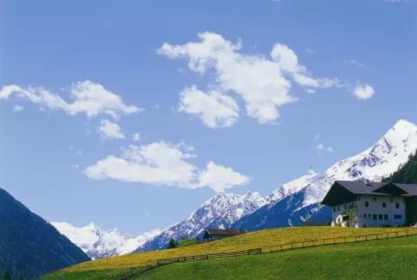 Bild: Wanderurlaub wie sich‘s gehört: Inklusive Besuch der eigenen Hütte auf 2.369 m