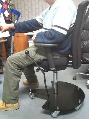 Bild: Ergonomischer Bürostuhl mit feststellbarer Laufrollen-Bremse