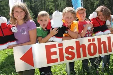 Bild: Spannende Kinderführung durch die Dachstein Eishöhlen