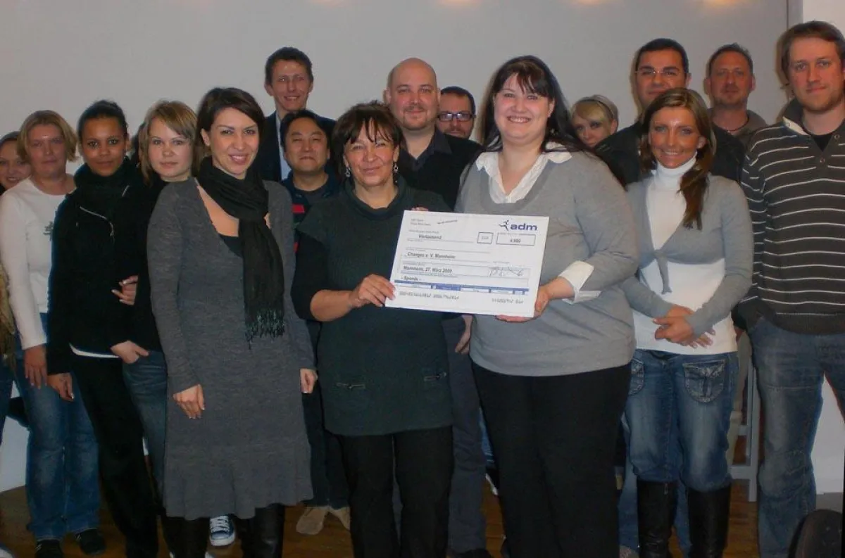 Das Team von adm in Mannheim übergibt den Spendenscheck an