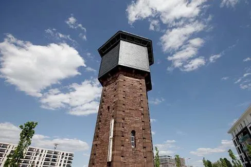 Bild: Besondere Übernachtungsmöglichkeiten in ganz Deutschland: Bienenwagen, Baumhaus, Kirchturm & Co.