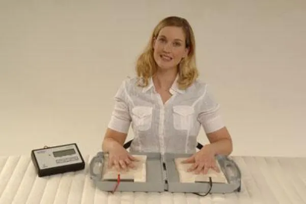 Bild: Hilfe bei übermäßigem Schwitzen mit dem Leitungswasser-Iontophorese-System SUDORmed DE 20 von DAVITA®