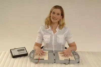Bild: Hilfe bei übermäßigem Schwitzen mit dem Leitungswasser-Iontophorese-System SUDORmed DE 20 von DAVITA®