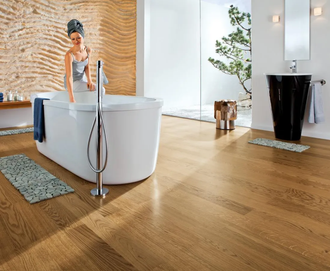 Fünf Tipps, was es bei Parkett im Bad zu beachten gilt. Foto: HARO