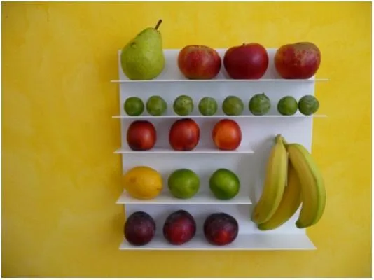 Bild: Organisiertes Obst und schwebende Geometrie
