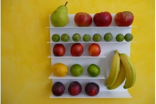 Bild: Organisiertes Obst und schwebende Geometrie