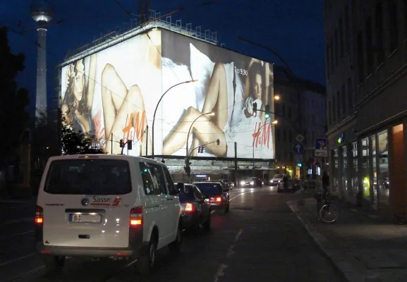 Bild: Neues Außenwerbeformat - H&M erstrahlt auf 1095 Quadratmetern