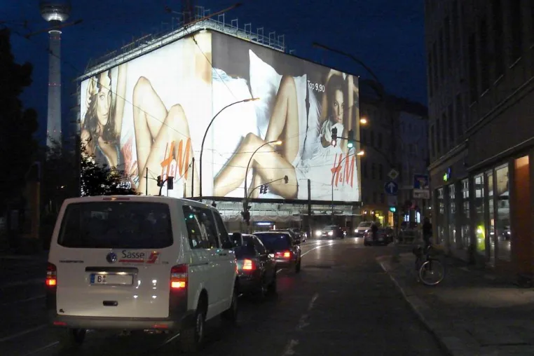 Neues Außenwerbeformat - H&M erstrahlt auf 1095 Quadratmetern Bild: Neues Außenwerbeformat - H&M erstrahlt auf 1095 Quadratmetern