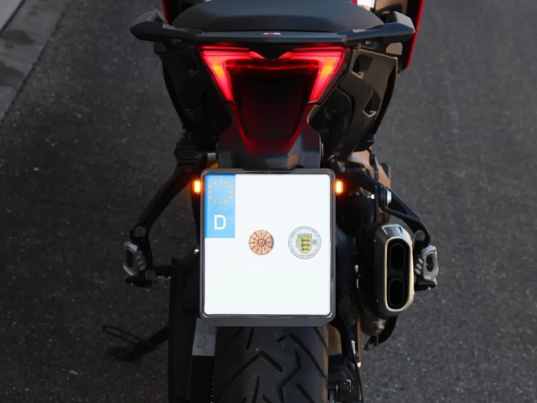 Motorrad: Universaler Kennzeichenrahmen