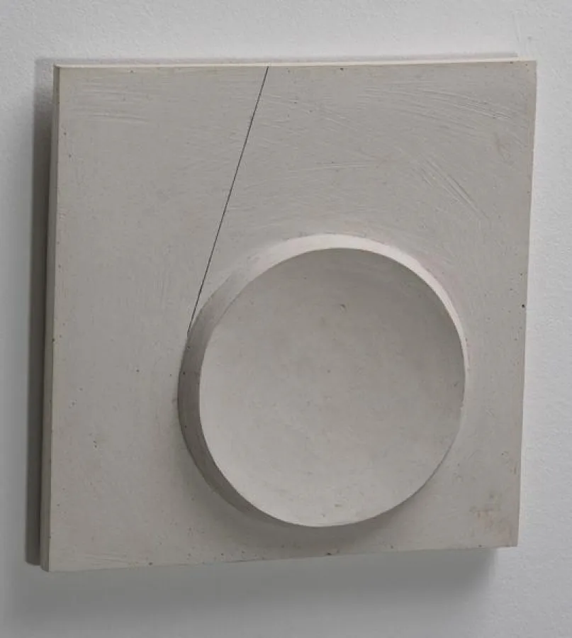 Marcia Raquel Székely limbo II, 2012, Gips und Pigmentliner, 32 cm x 32 cm x 4 cm.