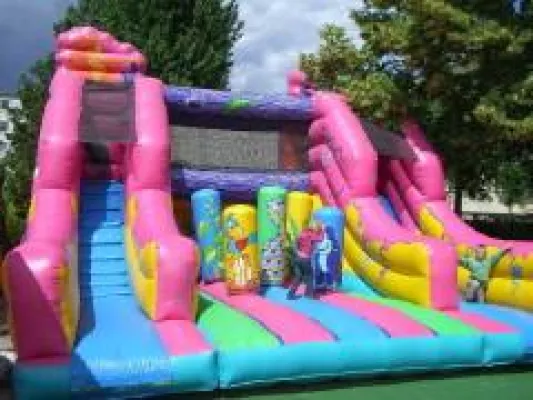 Riesiges Hüpfburgenfest und Sonntagsshopping im Designer Outlet Berlin Bild: Riesiges Hüpfburgenfest und Sonntagsshopping im Designer Outlet Berlin