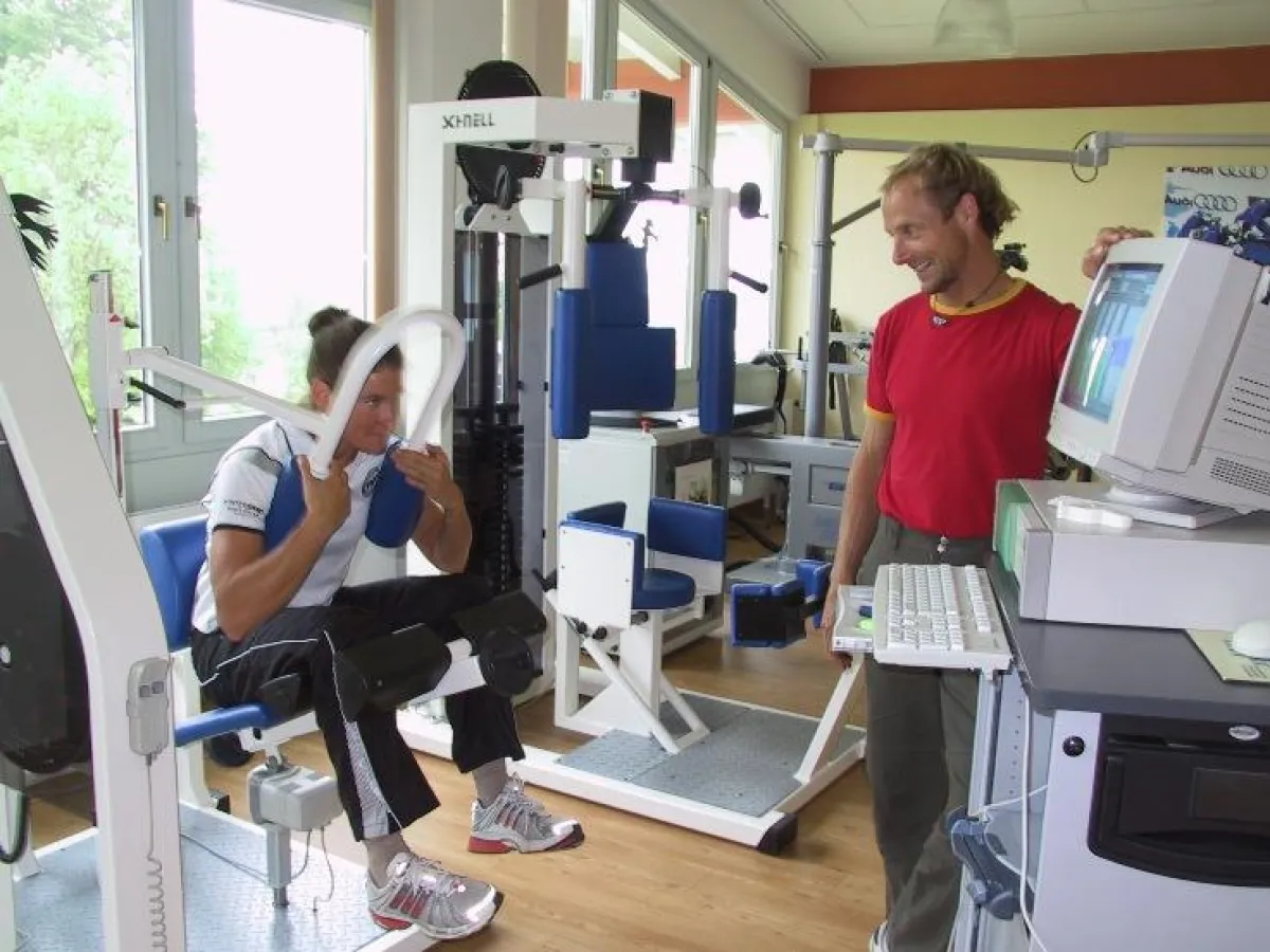 v.l.: Nicole Hetzer, Olympiateilnehmerin, und Ralf Neumann, Sportwissenschaftler der Sport- und Rehabilitationsdiagnostik in Bad Endorf beim Training