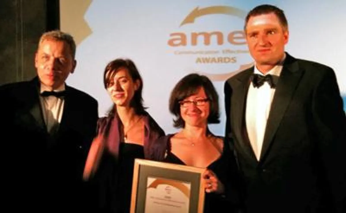 Strahlende Gewinner: Das Team von Ausschnitt Medienbeobachtung. v.l.n.r.: Andreas Westermann (Geschäftsführer), Iris Haußmann (Consultant Medien-Analyse), Maren Heltsche (Consultant und Expertin für S